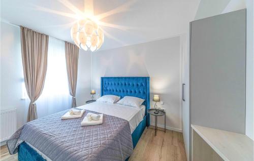 1 dormitorio con 1 cama con 2 toallas en Awesome Home In Kastel Luksic With Lake View, en Kaštela