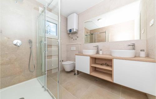 baño con 2 lavabos y ducha de cristal en Awesome Home In Kastel Luksic With Lake View, en Kaštela