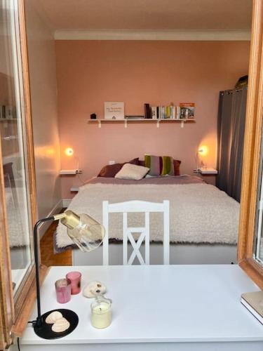 une petite chambre avec un lit et un miroir dans l'établissement Charmante maisonnette proche plage et commerces, à Blonville-sur-Mer