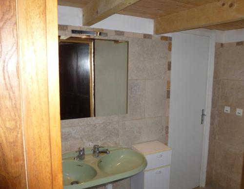 une salle de bain avec un lavabo vert et un miroir dans l'établissement Chateau Notre Dame de Sausses, à Sausses