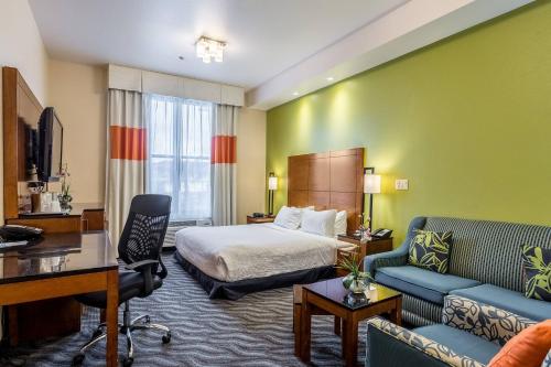 Cette chambre comprend un lit et un bureau. dans l'établissement Fairfield Inn & Suites by Marriott Alamogordo, à Alamogordo