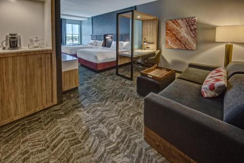 アマリロにあるSpringHill Suites by Marriott Amarilloのソファとベッド付きのホテルルーム