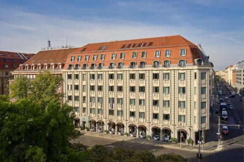 ベルリンにあるHotel Luc, Autograph Collectionの赤い屋根の白い大きな建物