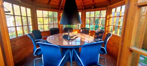 une salle à manger avec une table et des chaises en verre dans l'établissement Dans Maison proche des immenses plages de Berck sur Mer a 1,8km des plages, à Berck-sur-Mer