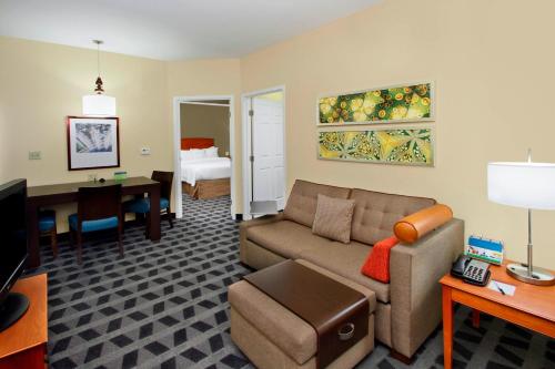 サンノゼにあるタウンプレイス スイーツ サンノゼ クパチーノのリビングルーム(ソファ付)、ベッドルーム1室が備わります。