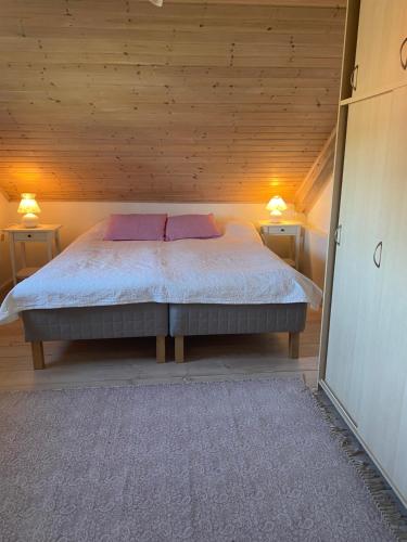 um quarto com uma cama com duas almofadas em Persgård lägenhet övervåning em Kungsbacka