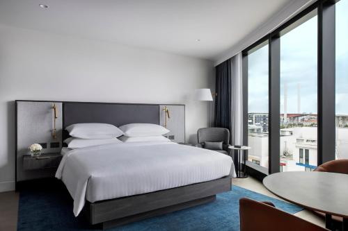 Melbourne Marriott Hotel Docklands Image