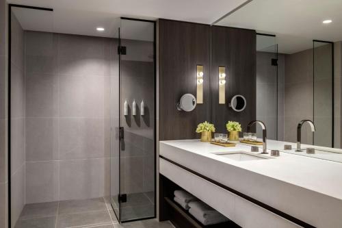 Melbourne Marriott Hotel Docklands Image