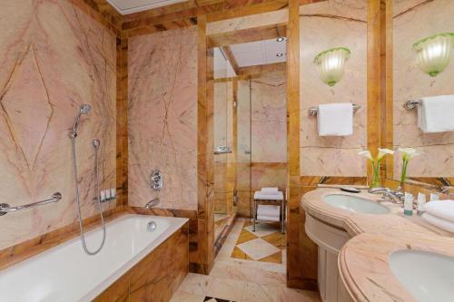 bagno con vasca, lavandino e doccia di The Westin Excelsior, Rome a Roma