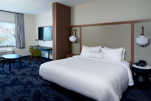 莫雷諾谷的住宿－Fairfield Inn & Suites by Marriott Riverside Moreno Valley，酒店客房设有一张大床和一张书桌。