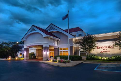 a view of a residence inn austin at night at Residence Inn by Marriott Norfolk Airport in Norfolk