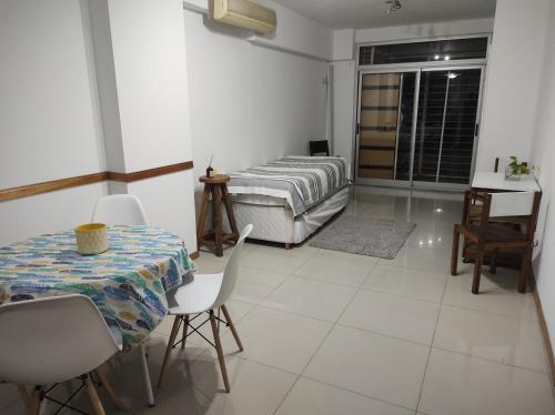 布宜諾斯艾利斯的住宿－Depto Directorio，配有一张床和一张桌子及椅子的房间