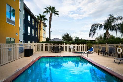 een zwembad voor een gebouw bij Fairfield Inn & Suites Laredo in Laredo