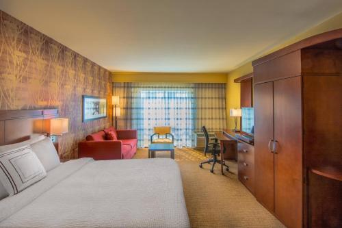 una camera d'albergo con letto e scrivania di Courtyard by Marriott Charleston Downtown/Civic Center a Charleston