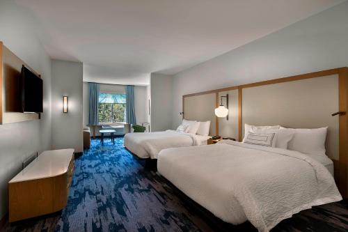 Säng eller sängar i ett rum på Fairfield Inn & Suites by Marriott Shelby