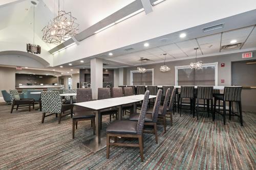 Un restaurante u otro lugar para comer en Residence Inn by Marriott Charlotte Piper Glen