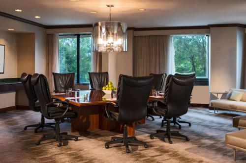 Washington Dulles Marriott Suites في هيرندون: قاعة اجتماعات مع طاولة وكراسي