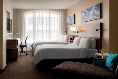 Llit o llits en una habitació de Renaissance Denver Downtown City Center Hotel