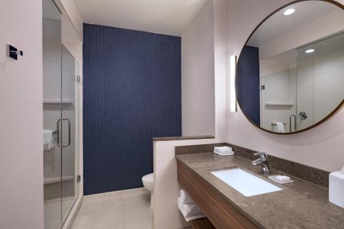 Et badeværelse på Fairfield Inn & Suites by Marriott Houston Missouri City