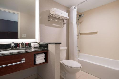 Un baño de Provo Marriott Hotel & Conference Center