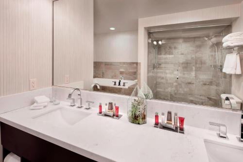 een witte badkamer met een wastafel en een douche bij Provo Marriott Hotel & Conference Center in Provo