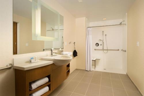 y baño con lavabo y ducha. en SpringHill Suites Bridgeport Clarksburg en Bridgeport