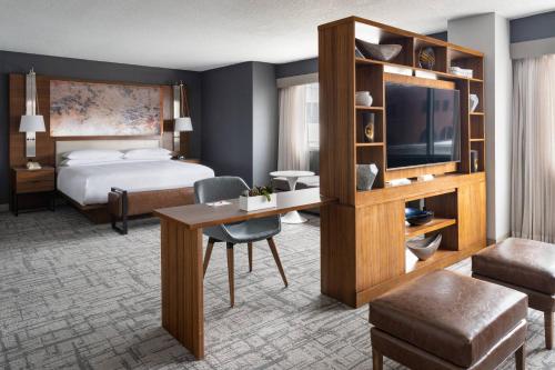 een hotelkamer met een bed en een televisie bij Marriott Greensboro Downtown in Greensboro