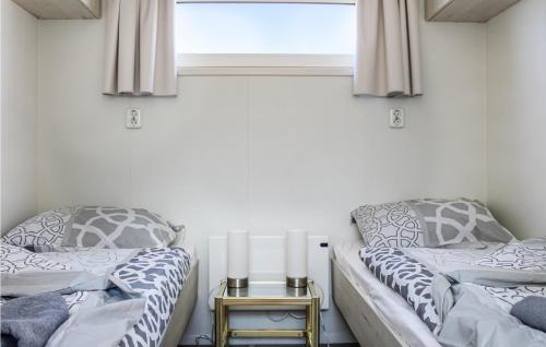 2 camas en una habitación con ventana y mesa en Lovely Ship In Aalsmeer With Kitchen, en Leimuiden