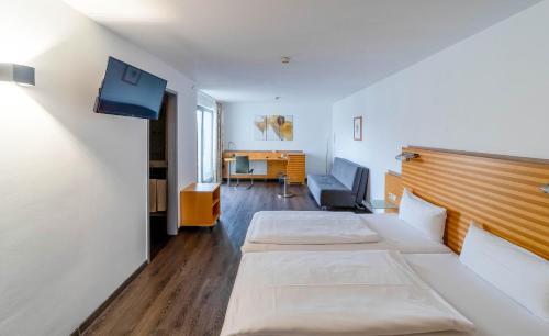 Habitación hospitalaria con 2 camas y escritorio en Hotel Feyrer, en Senden