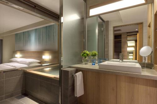 baño con lavabo y espejo grande en Fuji Marriott Hotel Lake Yamanaka, en Yamanakako