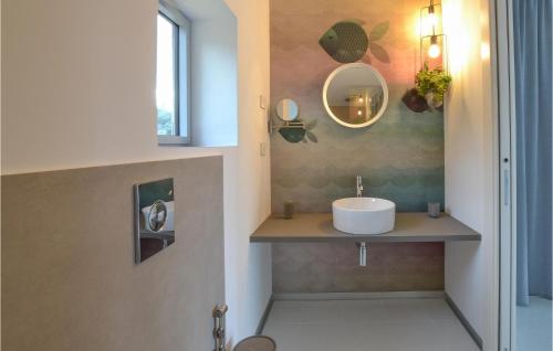 ein Bad mit einem Waschbecken und einem Spiegel in der Unterkunft Lovely Home In Balestrate With Private Swimming Pool, Can Be Inside Or Outside in Balestrate