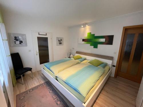 特賴斯卡爾登的住宿－Ferienwohnung Hilger，一间卧室配有一张床和一把椅子