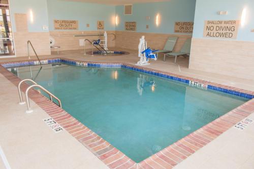 une grande piscine dans un hôpital dans l'établissement SpringHill Suites by Marriott Sumter, à Sumter