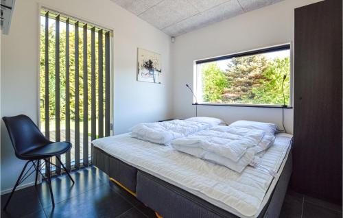 1 dormitorio con 1 cama, 1 silla y 1 ventana en Amazing Home In Vggerlse With Wifi, en Bøtø By