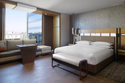 列克星敦的住宿－Lexington Marriott City Center，一间卧室配有一张大床和一张沙发