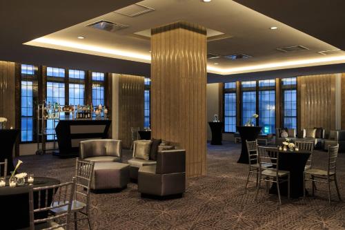 Lounge o bar area sa Renaissance Cincinnati Downtown Hotel