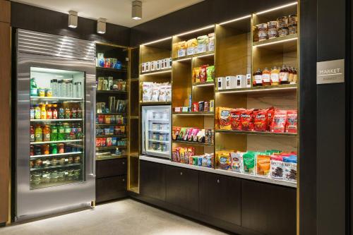 Supermarket nebo jiné obchody v  hotelu nebo okolí