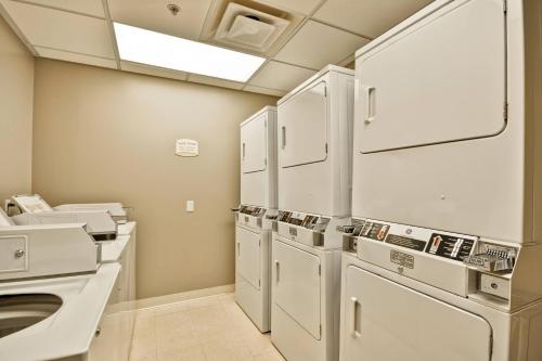 un laboratorio con elettrodomestici bianchi in una stanza di Residence Inn by Marriott Gulfport-Biloxi Airport a Gulfport