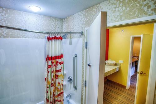 y baño con ducha y cortina de ducha. en Courtyard Fargo Moorhead, MN, en Moorhead