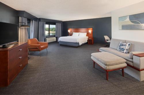 um quarto de hotel com uma cama e uma televisão em Courtyard La Crosse Downtown/Mississippi Riverfront em La Crosse