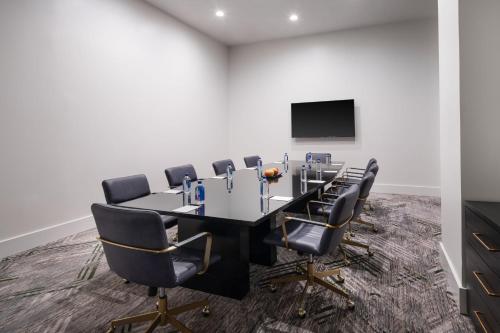 a conference room with a long table and chairs at Sheraton Flowood The Refuge Hotel & Conference Center in Flowood