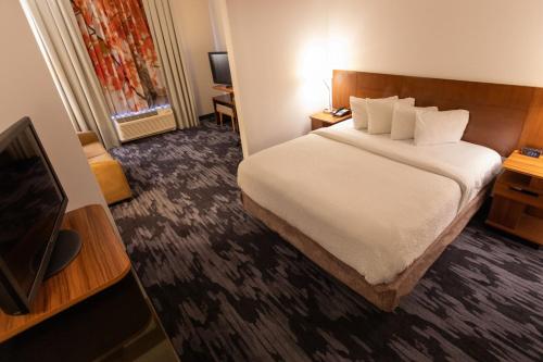 una camera d'albergo con un letto e una TV a schermo piatto di Fairfield Inn & Suites by Marriott Athens I-65 ad Athens