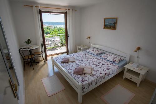 1 dormitorio con cama y ventana grande en Vista del Sal en Portorož