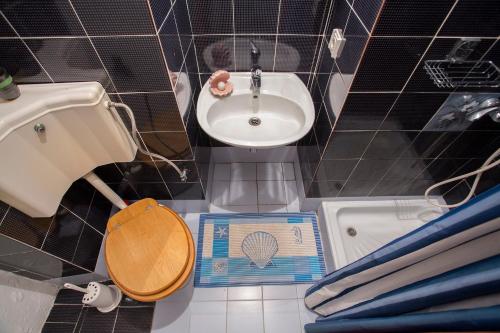 ポルトロスにあるVista del Salのバスルーム(洗面台、トイレ、ボックス付)