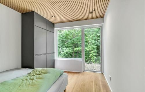 Gorgeous Home In Bryrup With Kitchenにあるベッド