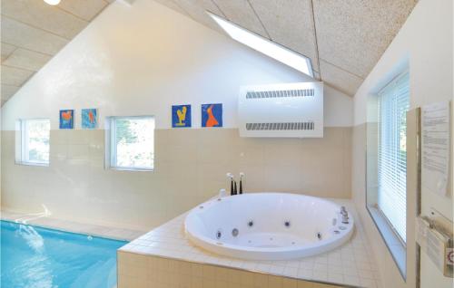 Koupelna v ubytování Awesome Home In Ebeltoft With Wifi