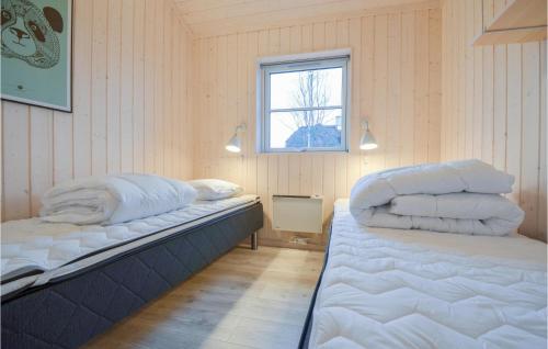 エーベルトフトにあるBeautiful Home In Ebeltoft With 6 Bedrooms, Sauna And Wifiのツインベッド2台 窓付きの部屋