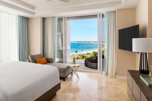 The Ritz-Carlton Residences, Turks & Caicos في بروفيدنسياليس: غرفة نوم مع سرير وإطلالة على المحيط