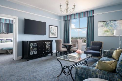 sala de estar con sofá y chimenea en The Ritz-Carlton, New Orleans, en Nueva Orleans