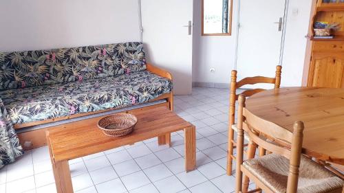 un salon avec un canapé et une table dans l'établissement ARCHIPEL III Agréable 2 pièces cabine piscine Richelieu Cap d'Agde, au Cap d'Agde